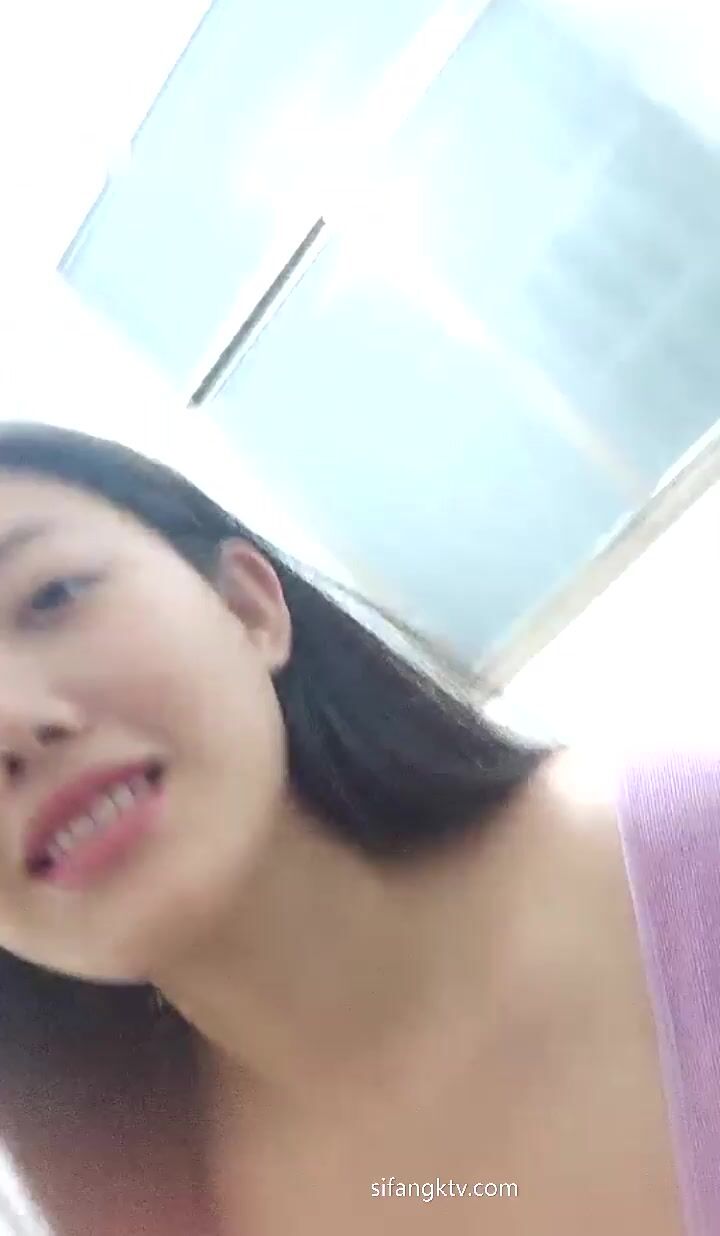 【黑妹奔波】真实人妻下海自慰，大黑牛喷水，三五种性玩具玩到爽飞，‘不行啦不行啦，不能叫太大声了，等下被隔壁听到好尴尬’！