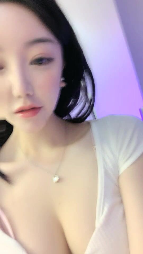 杭州上等美女【苏妲己】密码房大秀，平日高端气质，私下却是这般放荡淫乱，骚穴都没怎么玩就湿透了！ (1)