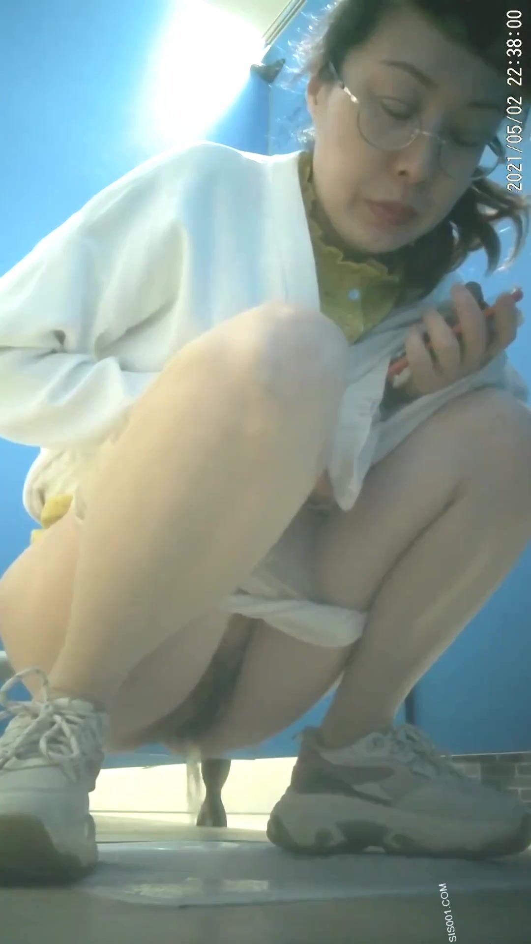 最新精选全镜偷窥眼镜气质大姐嘘嘘