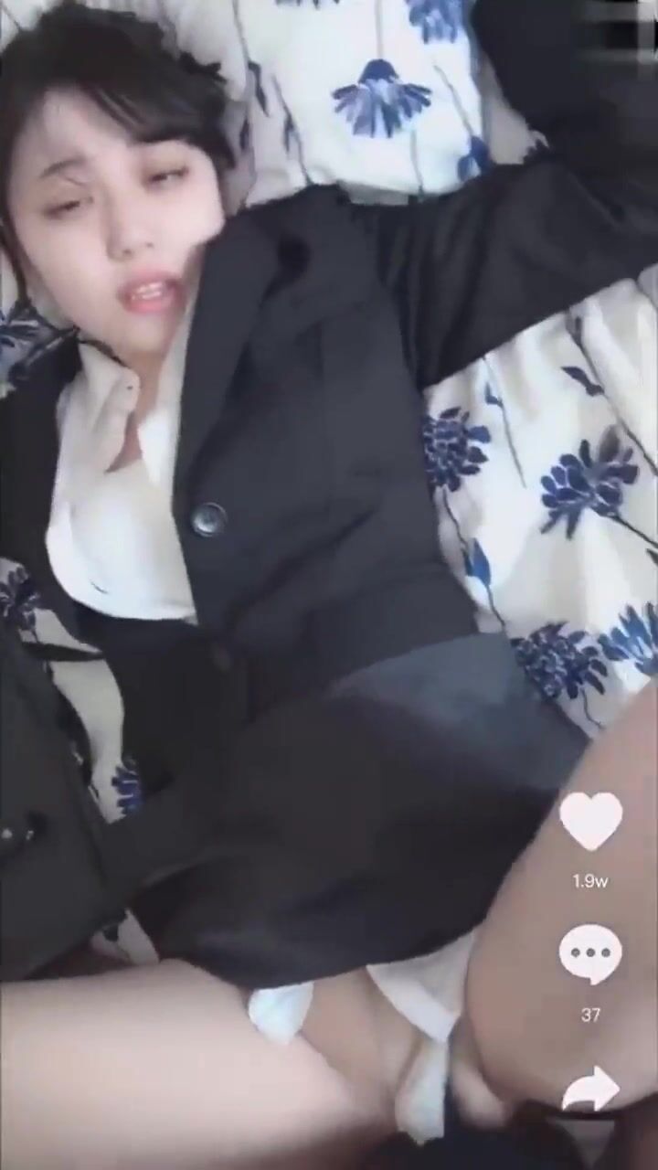 高颜值女友刚下班回家衣服没脱就被拉到床上抽插 眼神告诉今晚她要把精液当饭吃了