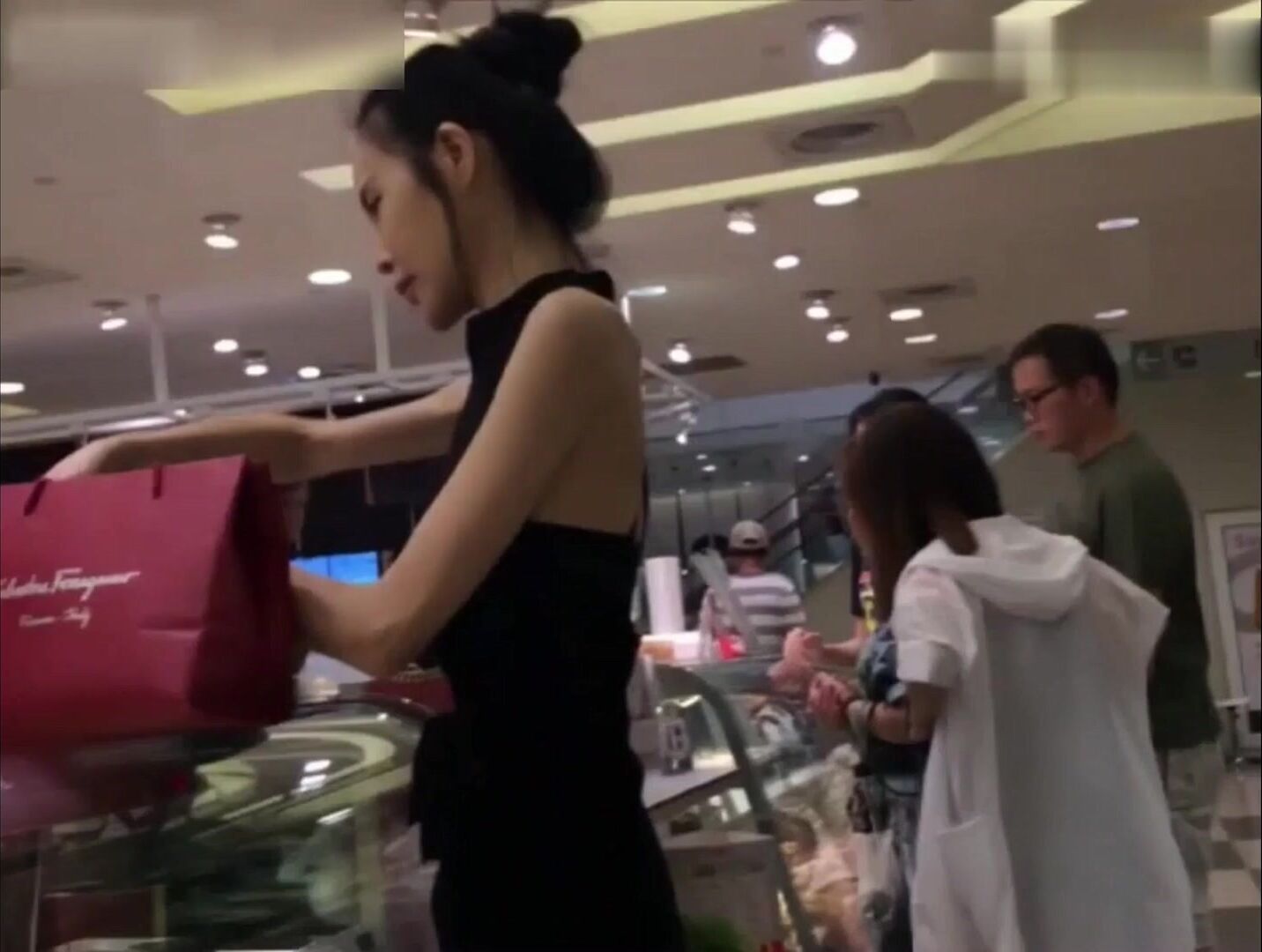 商场专柜一路跟踪抄底漂亮美女 竟然没穿内裤 看到她的嫩毛B了 爽！