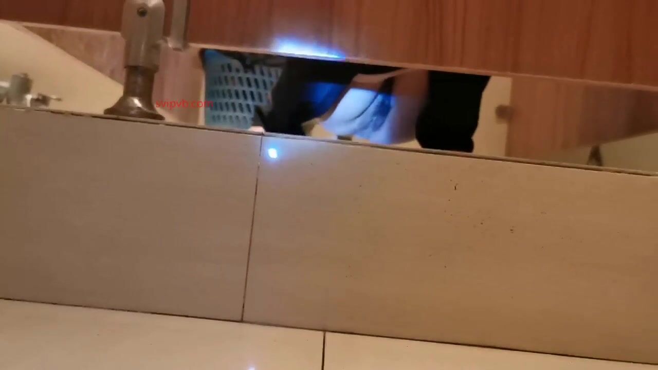 商场女厕用手电大胆狂拍美少妇的小黑鲍 又爽又刺激