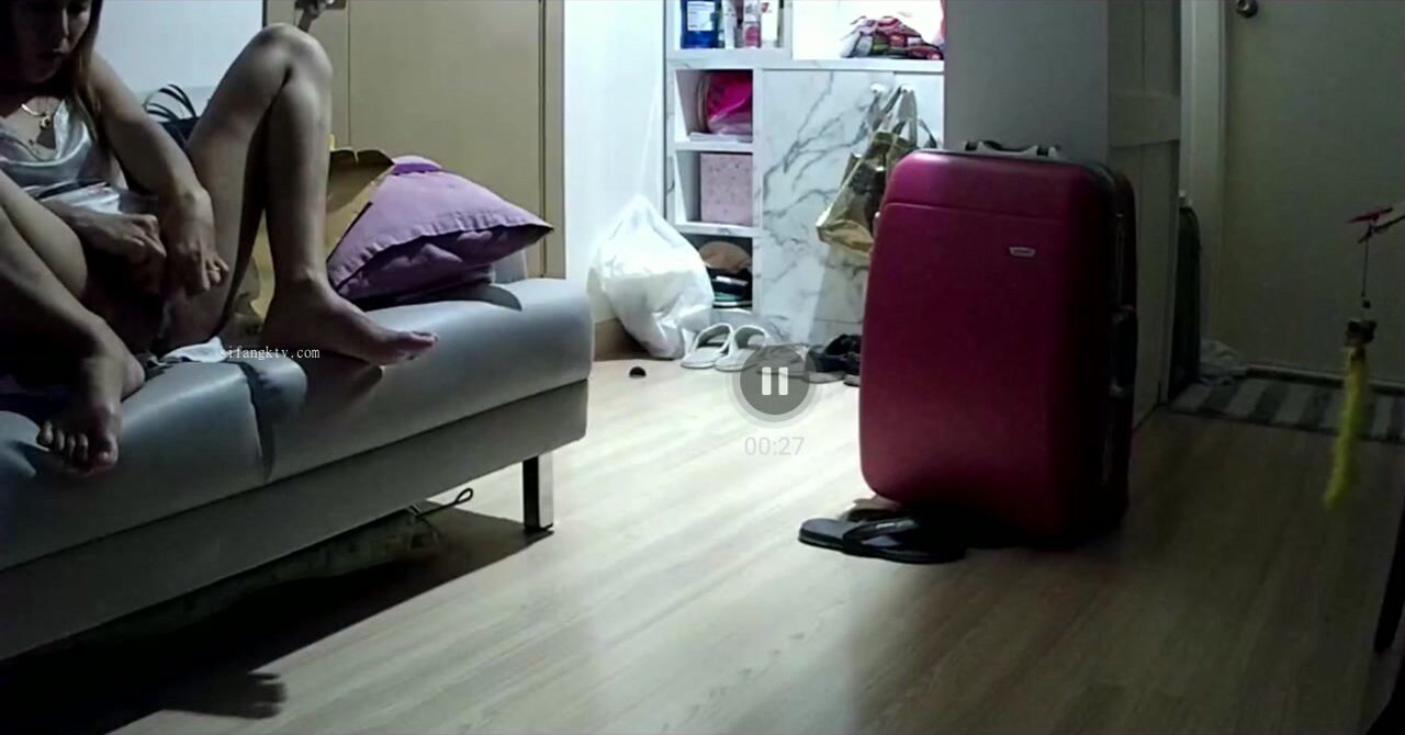 大哥出差了 居家摄像头真实记录 嫂子在家里抠B自慰