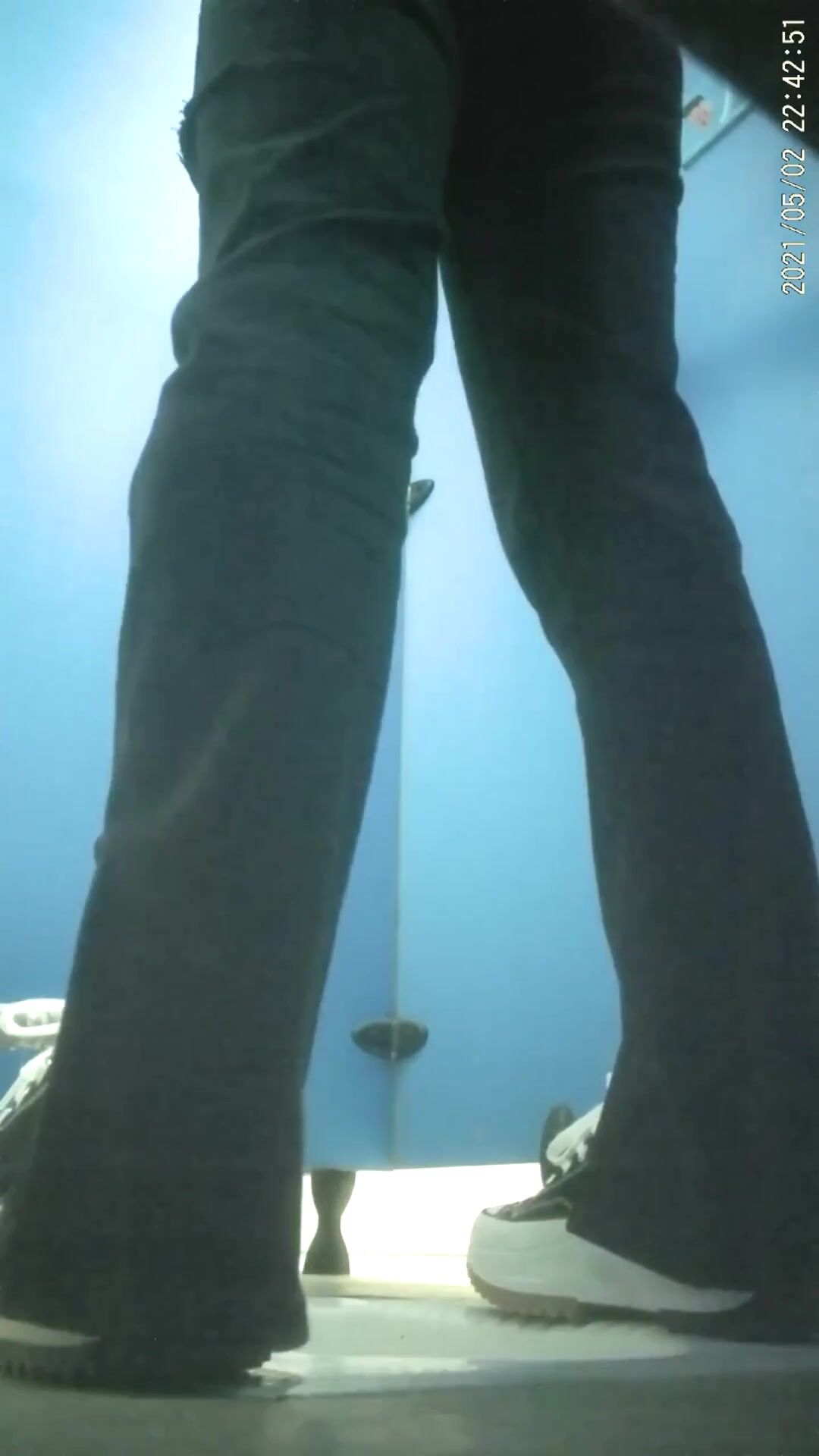 精选前镜偷窥长发美女嘘嘘 身材苗条 皮肤白皙 蜜桃肥股 高清原档