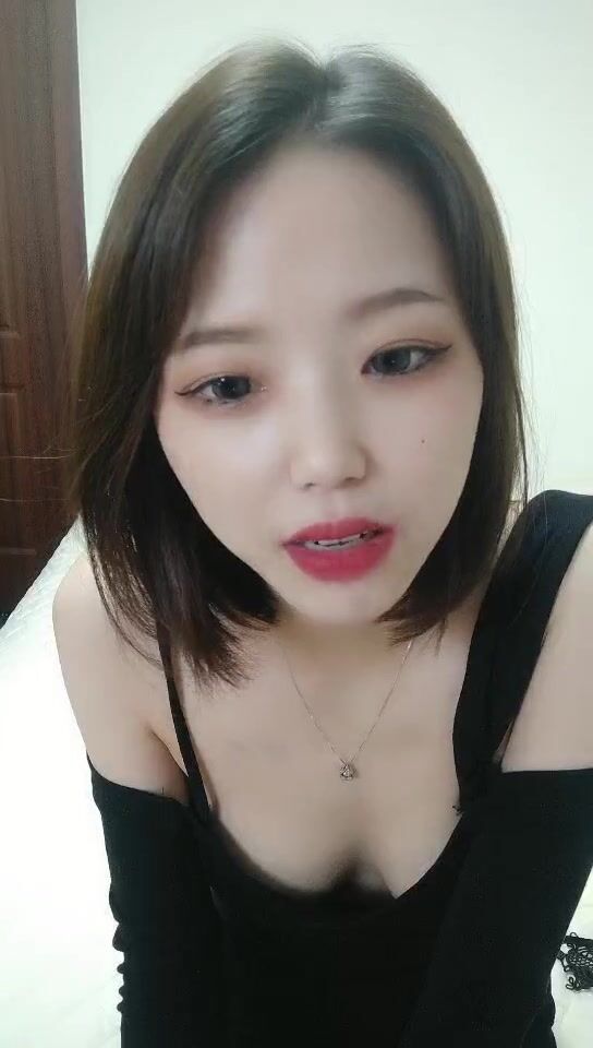 刚下海不久清纯甜美小姐姐和大叔啪啪，诱人身材腰细胸大，掰穴特写揉搓阴蒂，正入抽插扶着屁股后入，表情对着镜头