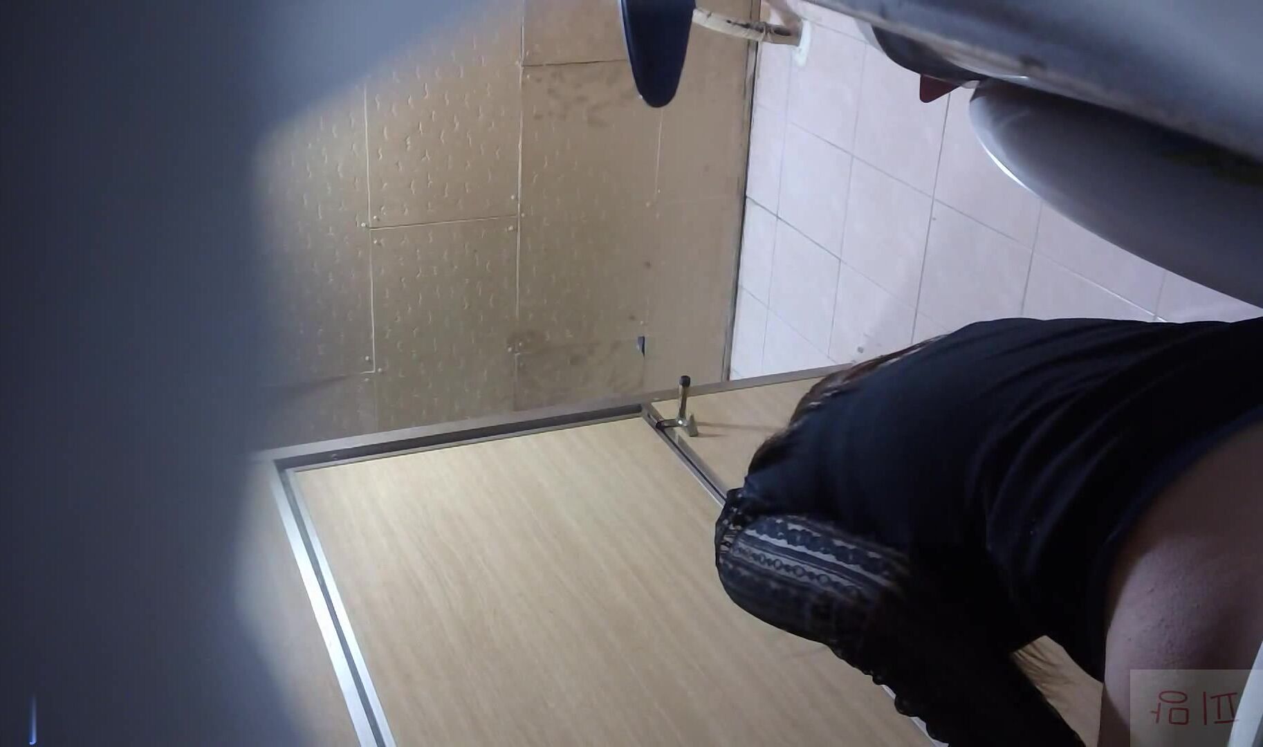 酒吧女厕暗藏摄像头 偷拍喝多了的美女又拉又吐的 长的像李小璐