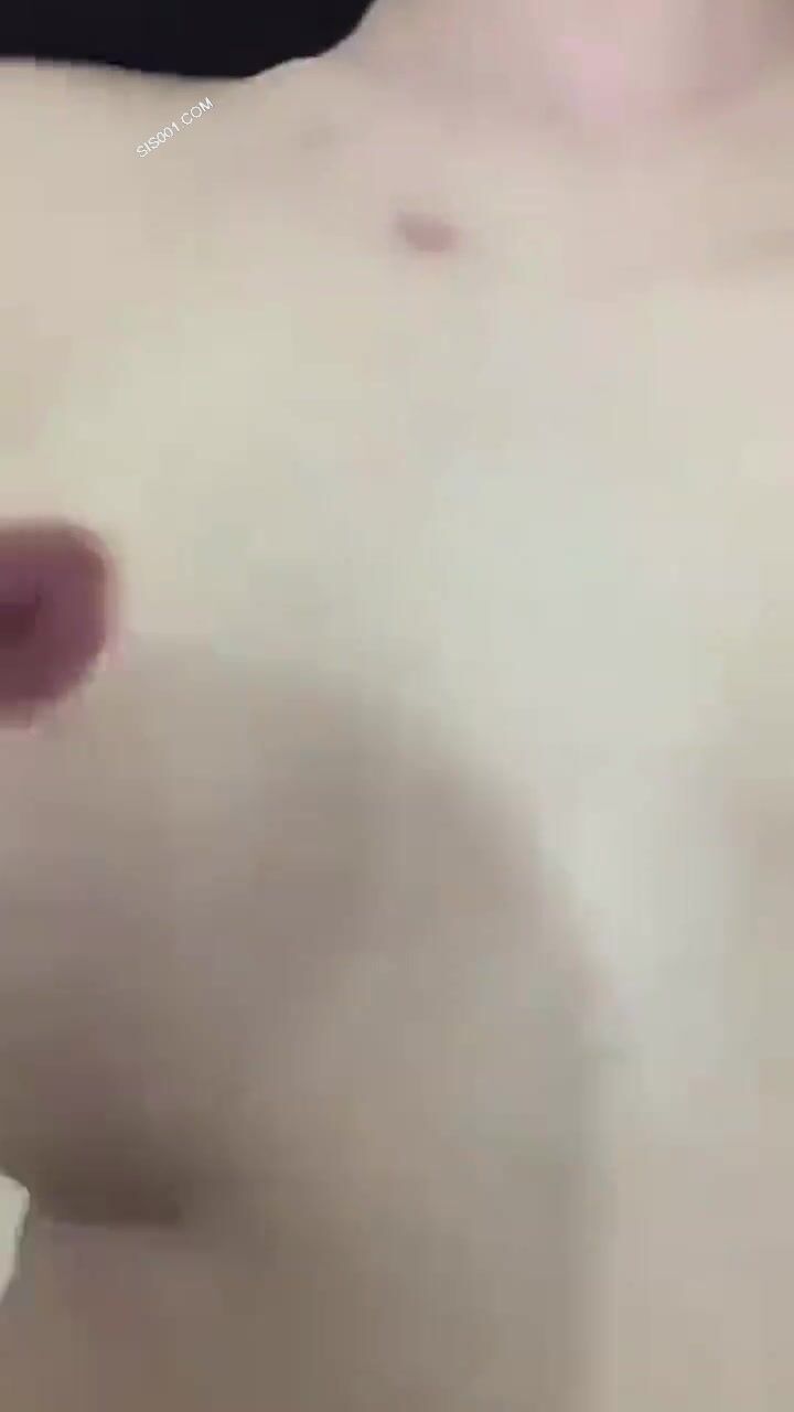 风骚美少妇 表情真是又骚又撩人 奶子又挺又粉嫩 乳晕特粉该不会涂了口红 被操的眯着眼一脸享受