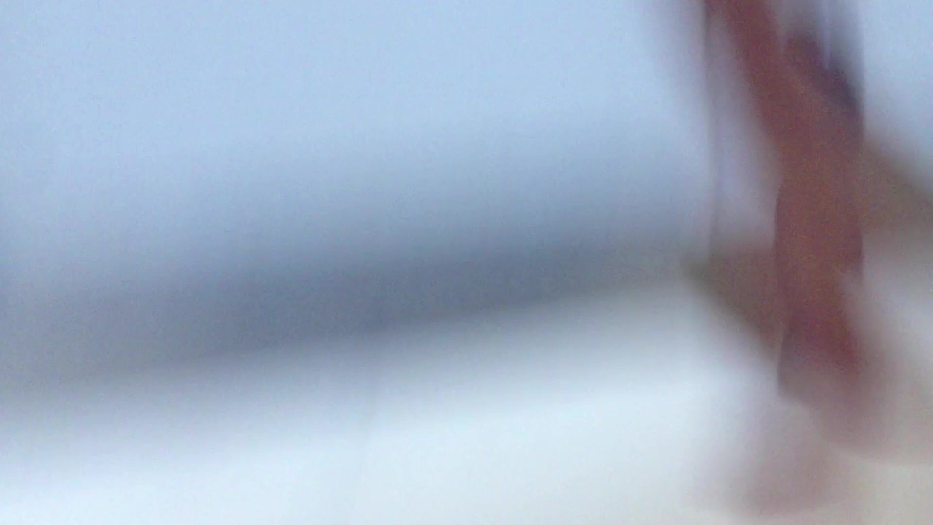 大神直接闯入公园女厕趴下偷拍 漂亮美女的嫩B