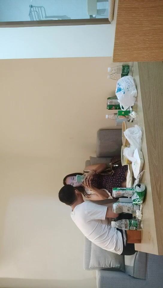 2022-5-16【爱情故事】网聊新人，良家骚女今天见面，撩下衣服吸奶扣穴，转战床上爆操骚逼