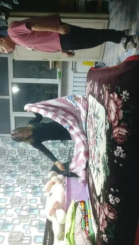 2022-5-17【大内密探008】去良家少妇家里操逼，猛扣骚逼水声哗哗，扶大屁股后入，太激情啪啪大声