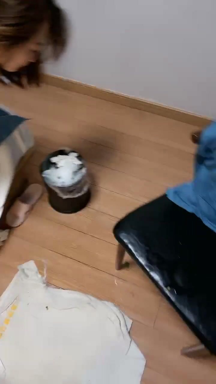 戴眼镜爱笑的御姐范妹子，露脸口交包皮男，对着逼逼尿尿玩夫妻浴池