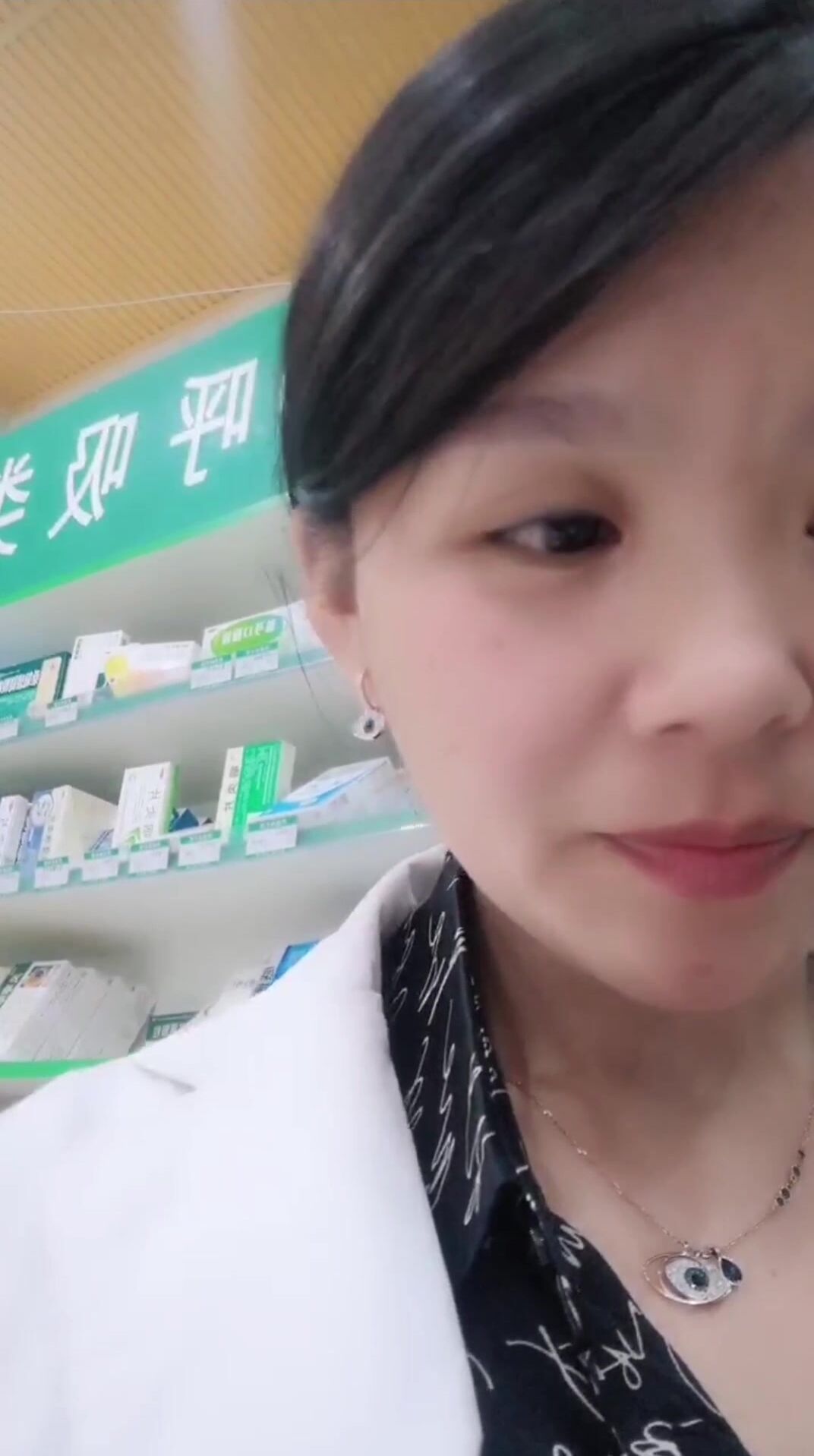 5.17日大胸有味儿少妇姐姐，药房内大秀，大白天就肚子饿，吃自己的奶，揉骚逼求男人