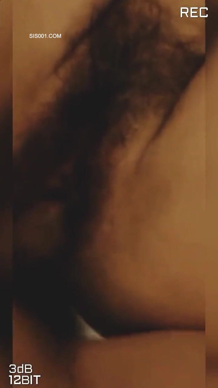 眼镜店浓眉大眼小姐姐太可爱了 被无套输出 最后口爆吞精 逼毛超浓密