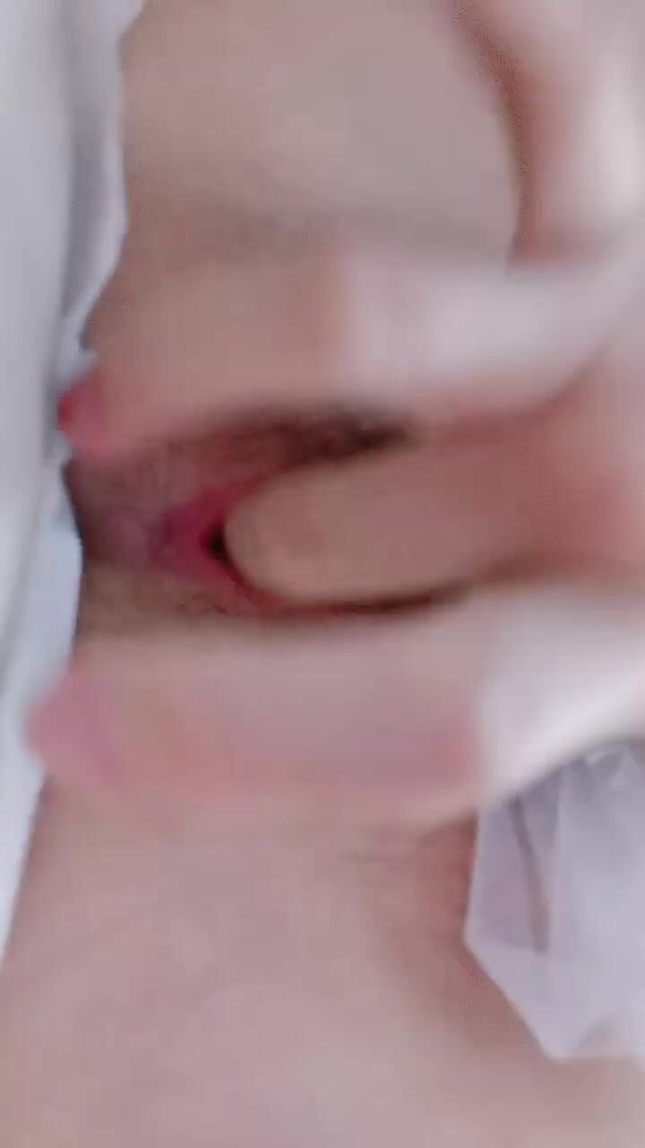 在线新娘各种诱惑狼友，全程露脸性感好身材，揉奶玩逼特写展示粉嫩骚穴，自己抠深夜可射，完美展示骚浪贱