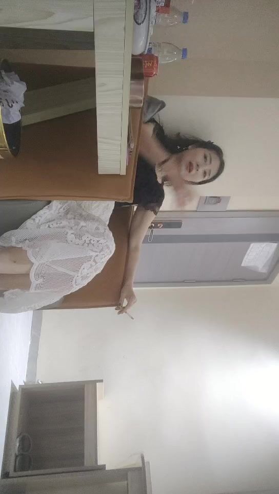 2022-5-22【老马打螺丝】白色长裙极品少妇，韵味十足，撩起裙子揉穴