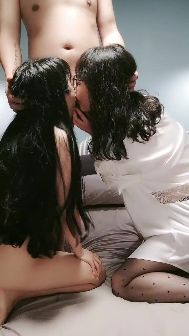 眼镜幸福老哥，淫乱双飞大奶妹，交叉舌吻双女舔屌，骑乘抽插揉捏奶子，打桩机猛操屁股