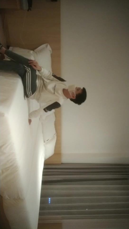 2022-5-25【换妻极品探花】深夜约年轻小夫妻，酒店开房4P激情夜，交换互操，后入浪叫抱起来操