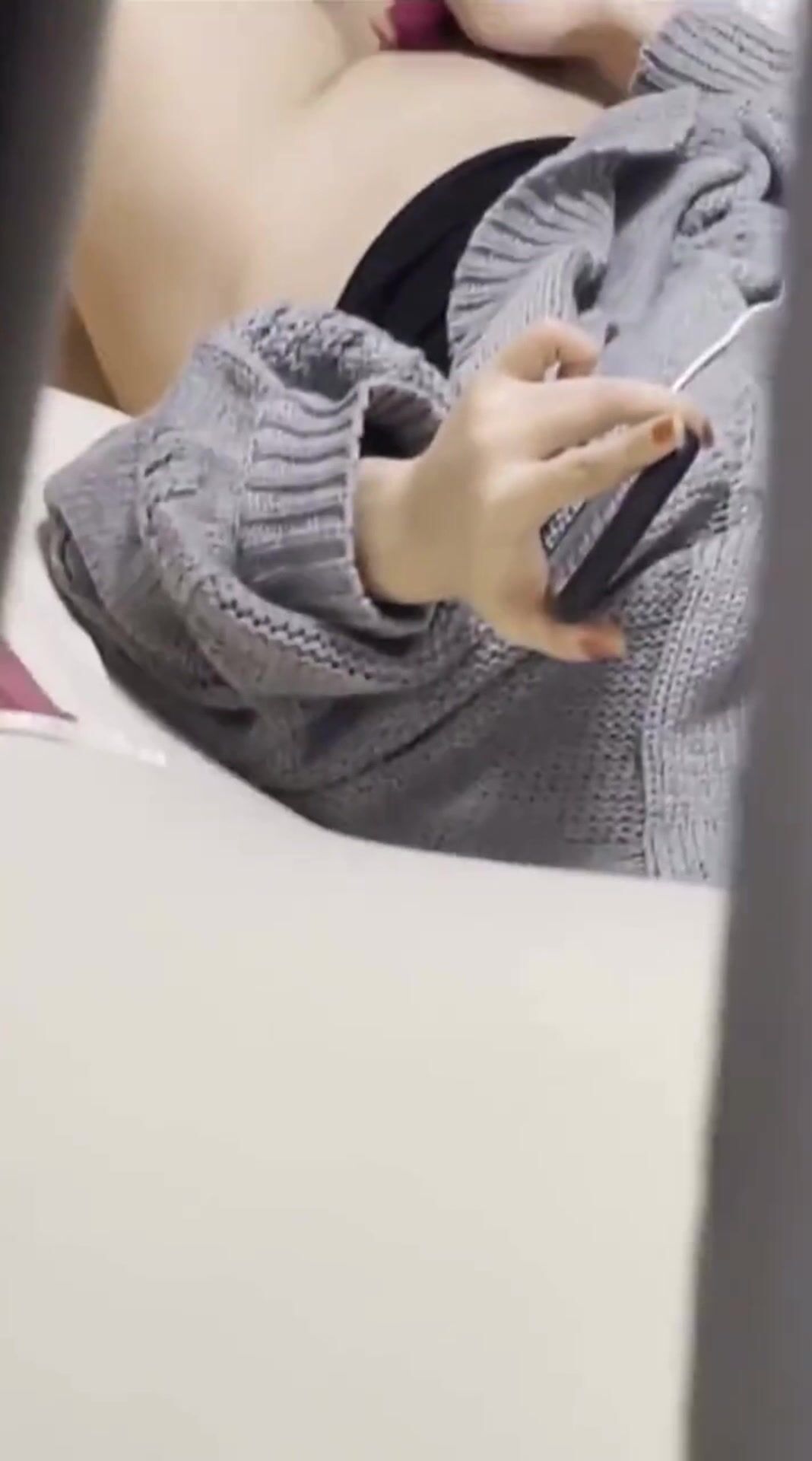 偷窥隔壁清纯小美女 边看片边紫薇 高潮的时候 身体紧绷 双腿伸直 一脸的享受 无毛鲍鱼真诱惑 看硬了