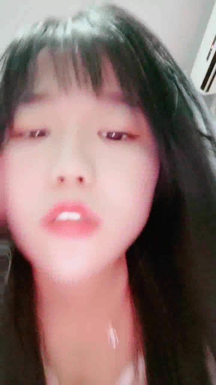 居家妹子，白皙大奶白色衬衣露脸跳蛋自慰一线天逼逼