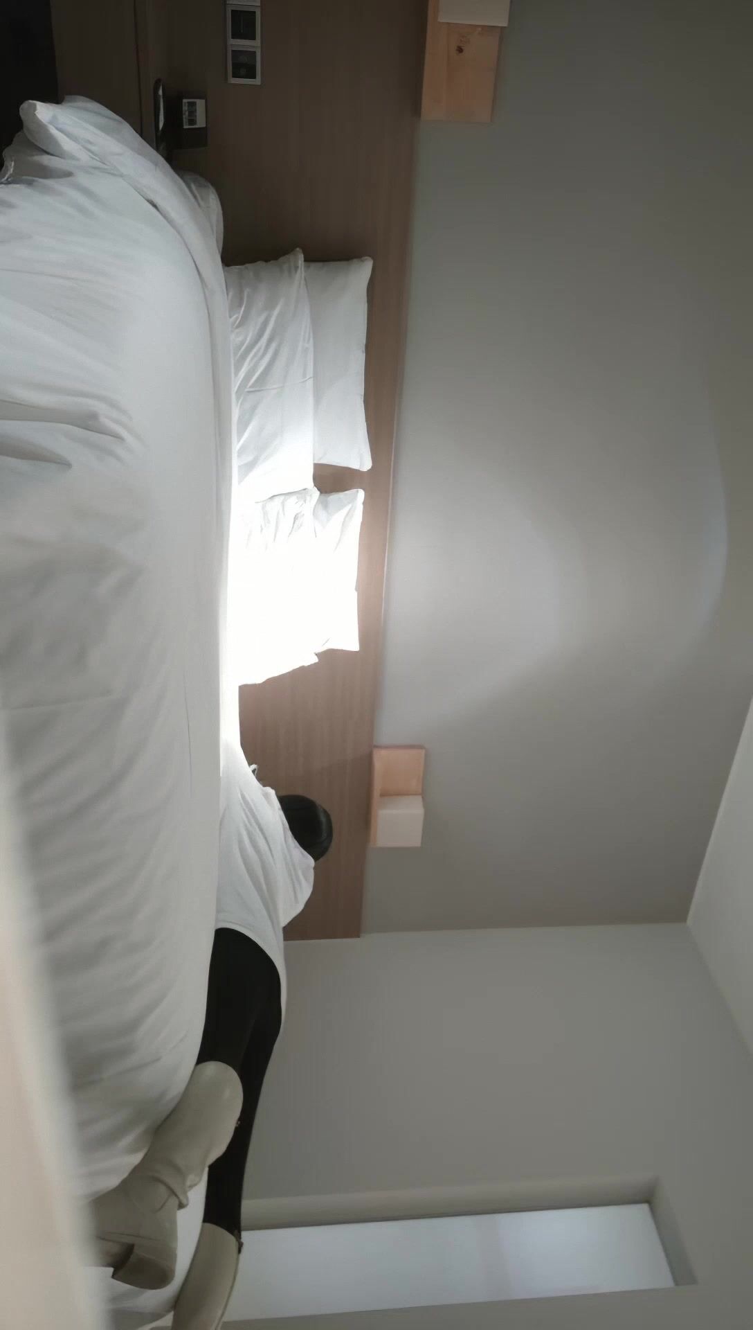 【無水印--超清新片速遞】2022.2.15，【换妻极品探花】，28岁白领，寂寞婚姻中的调味剂，相约酒店互换伴侣