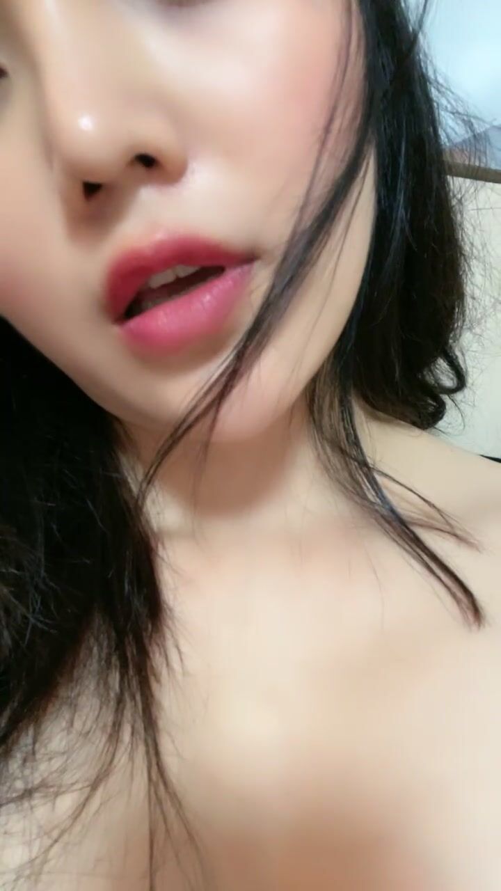 馒头逼新人美女登场，大红唇圆润美乳，小穴好紧掰不开，小洞紧致极品名器，操起来爽