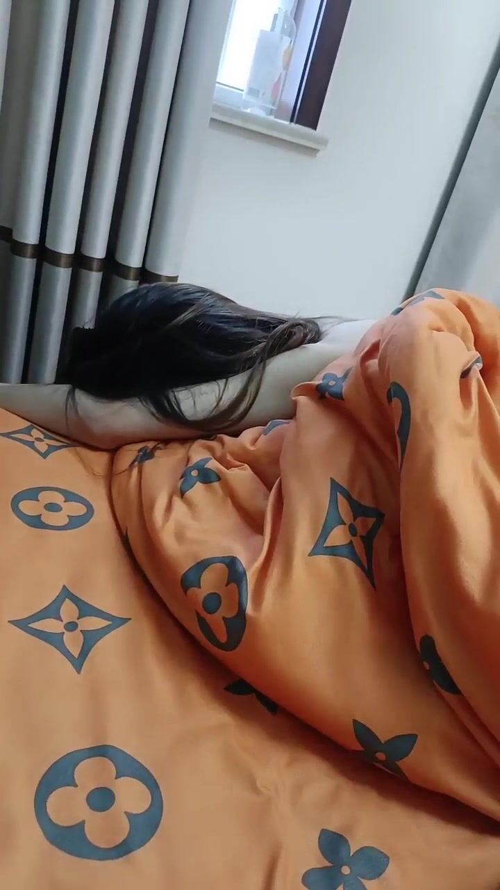 年轻小夫妻大白天在家做爱赚钱全过程，口交超粉蝴蝶穴全程好角度内射精彩