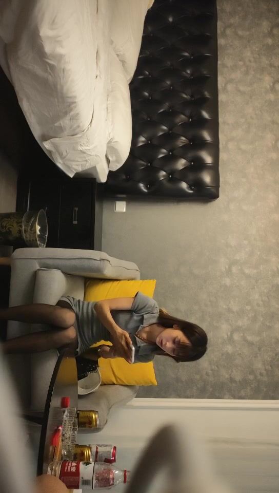 2022-6-3【锤子丶探花】 黑丝大学生妹子 ，外表清纯乖巧 ，撕裆舔逼调情 ，发现屌上有虱子操逼失败