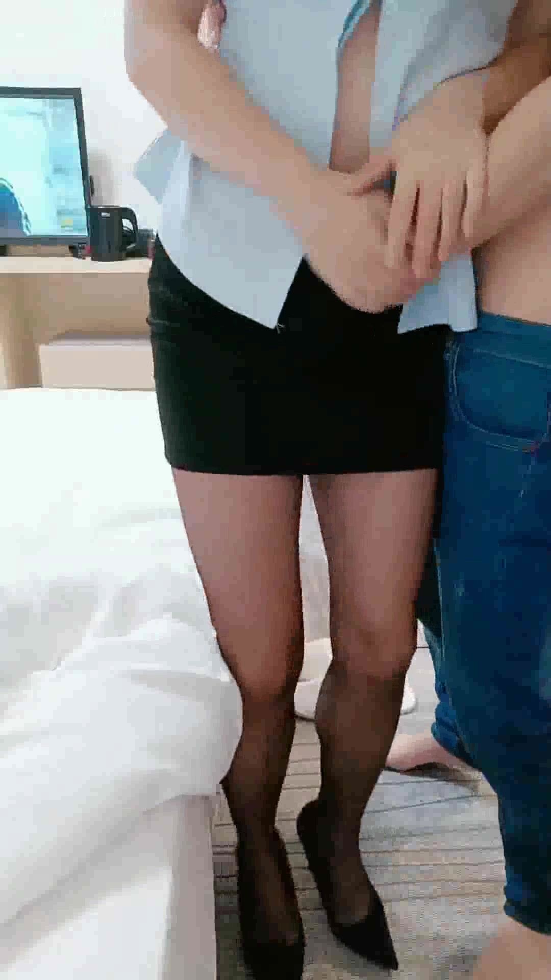 酒店经理 极品身材，被客人叫到房间，半推半就 我做不了，不是钱不钱问题，金钱的诱惑下