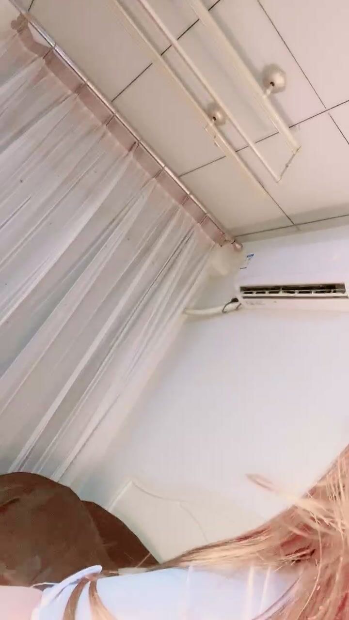 H罩杯奶霸！眼镜骚御姐！一脸淫荡开档情趣内裤，扣的骚逼多是白浆，抓着奶子揉捏丰满尤物