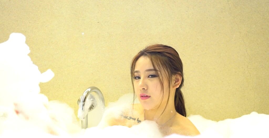 秀人魅惑女神『芷儿』大尺度浴室全裸勾引 直接全裸三点 奶头好粉 贴玻璃都挺立了 高清720P版2