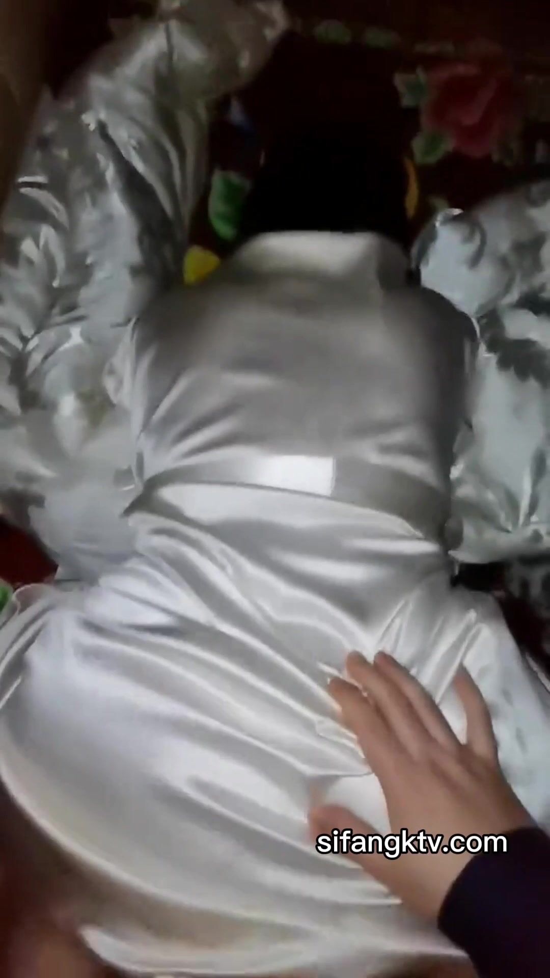 云盘最新夫妻性爱自拍 让巨乳老婆穿上各式旗袍各种玩操跳蛋调教 高清1080P版(3)