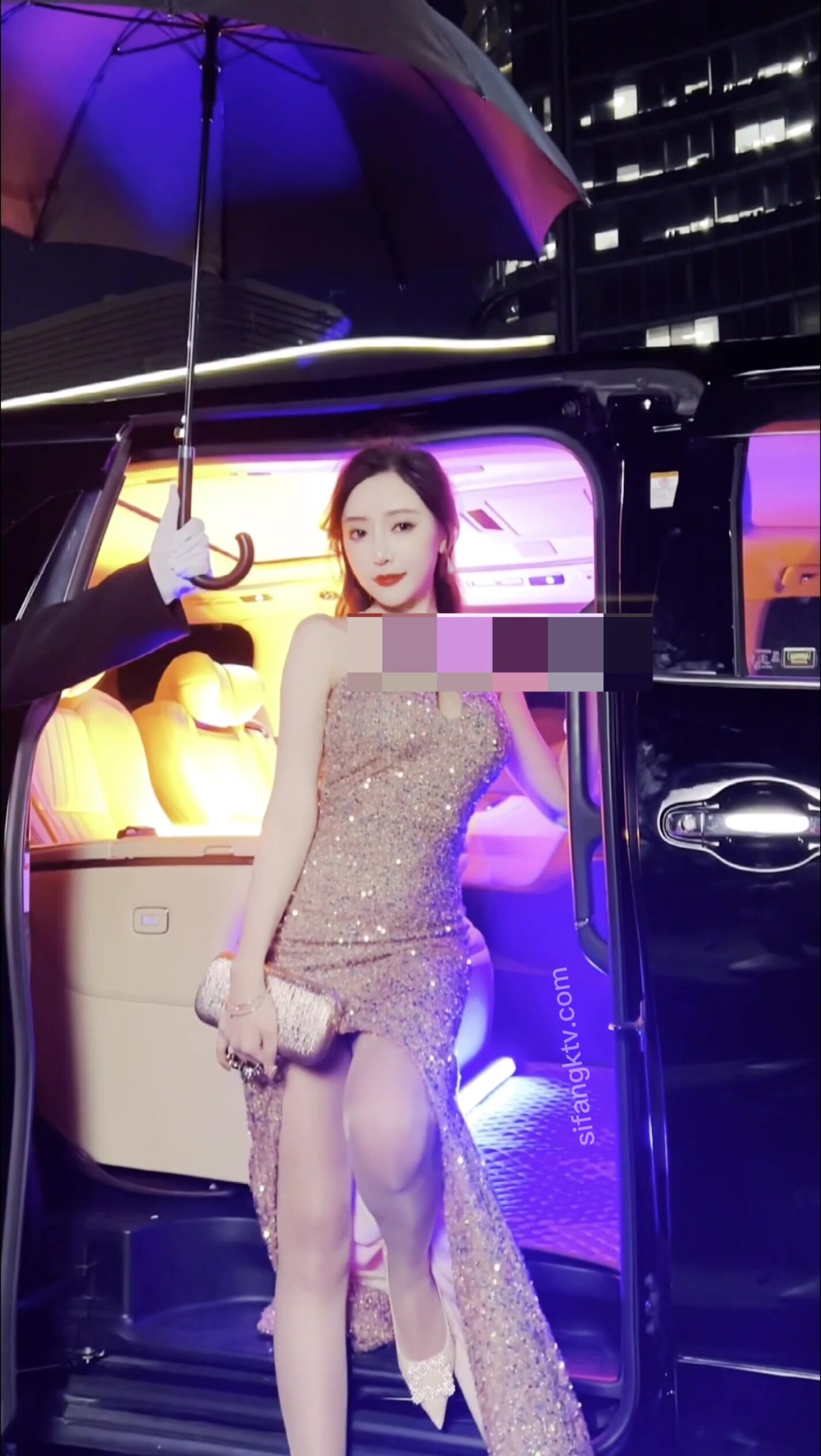 秀人超人气女神『王馨瑶』大尺度新作 粉金色礼服 岔开双腿撅起PP露内内 捏乳头