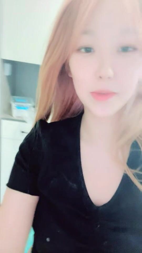 【美女落九川】金发美少女 ，美腿黑丝激情自慰 ，手指插入猛扣 ，跳蛋伺候流出白浆