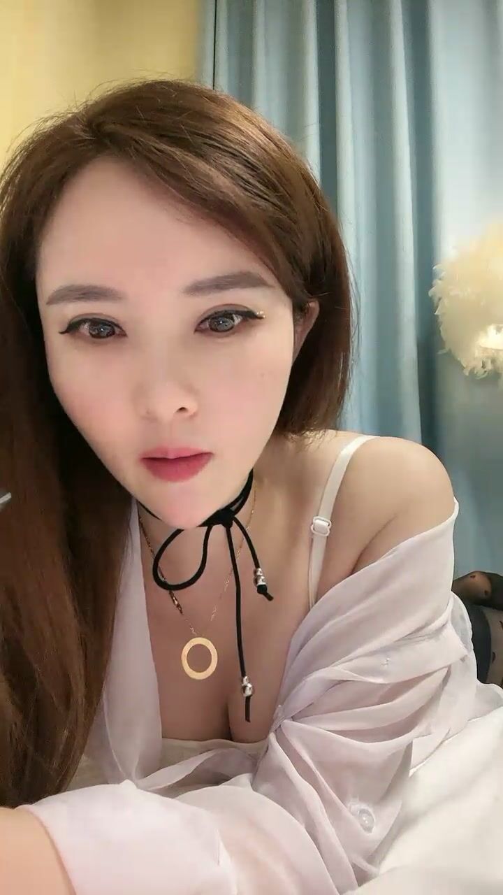 近期下海网红美女 ，衬衣丝袜极度性感 ，掰开紧致小穴特写 ，翘起肉感屁股 ，更是诱惑