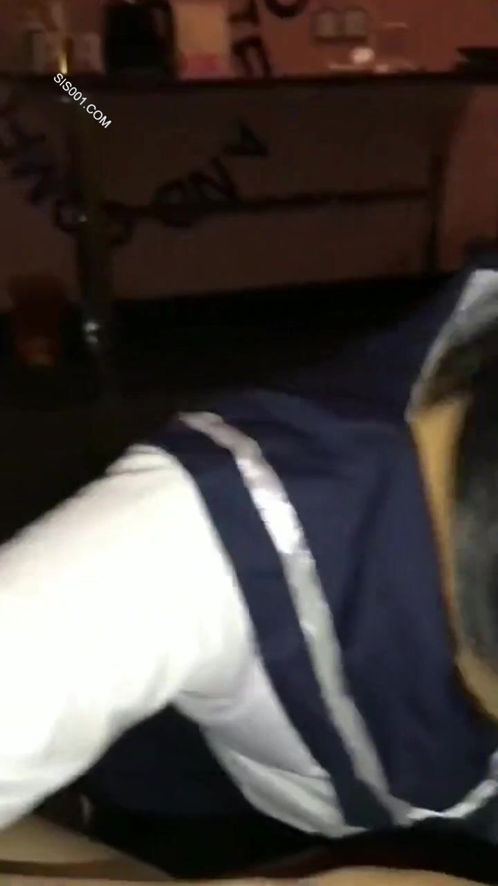 清纯制服学生妹吃鸡鸡 貌似美眉第一次吃棒棒 技术谈不上 但是很认真专注 稀毛鲍鱼 小娇乳