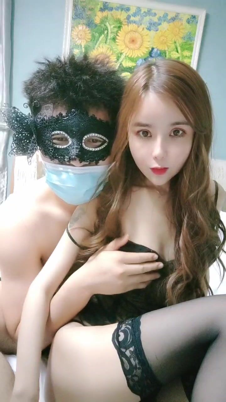 专业团队迎来黑丝吊带美少妇，手指抠逼，露脸口交，口爆一嘴，角度很赞