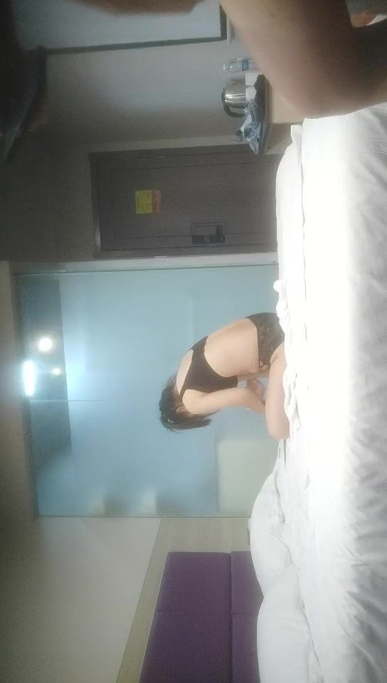 2022.6.14，【笑笑探花】，少妇收割机，新晋探花，一晚两炮，骚逼们被干得爽歪歪