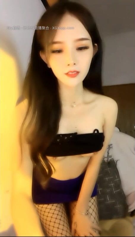 顶尖网红女神的存在，完美的脸蛋儿 无比性感的嘴唇，难怪在线观众过万 传说中的顶级尤物