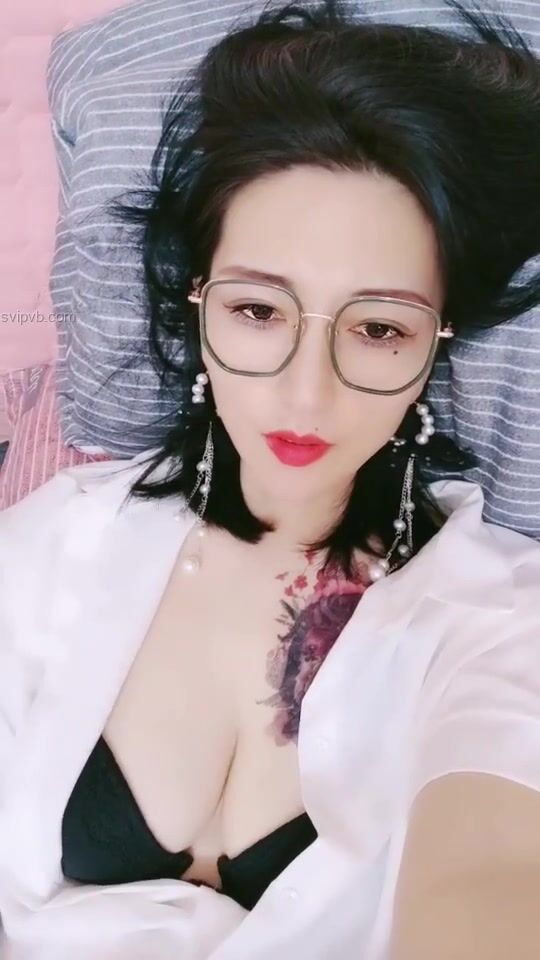 清风阿姨--魅惑浪妇 ：眼镜一上，秒变荡妇，实属是骚，被叔叔舔的魂儿都飞翘了