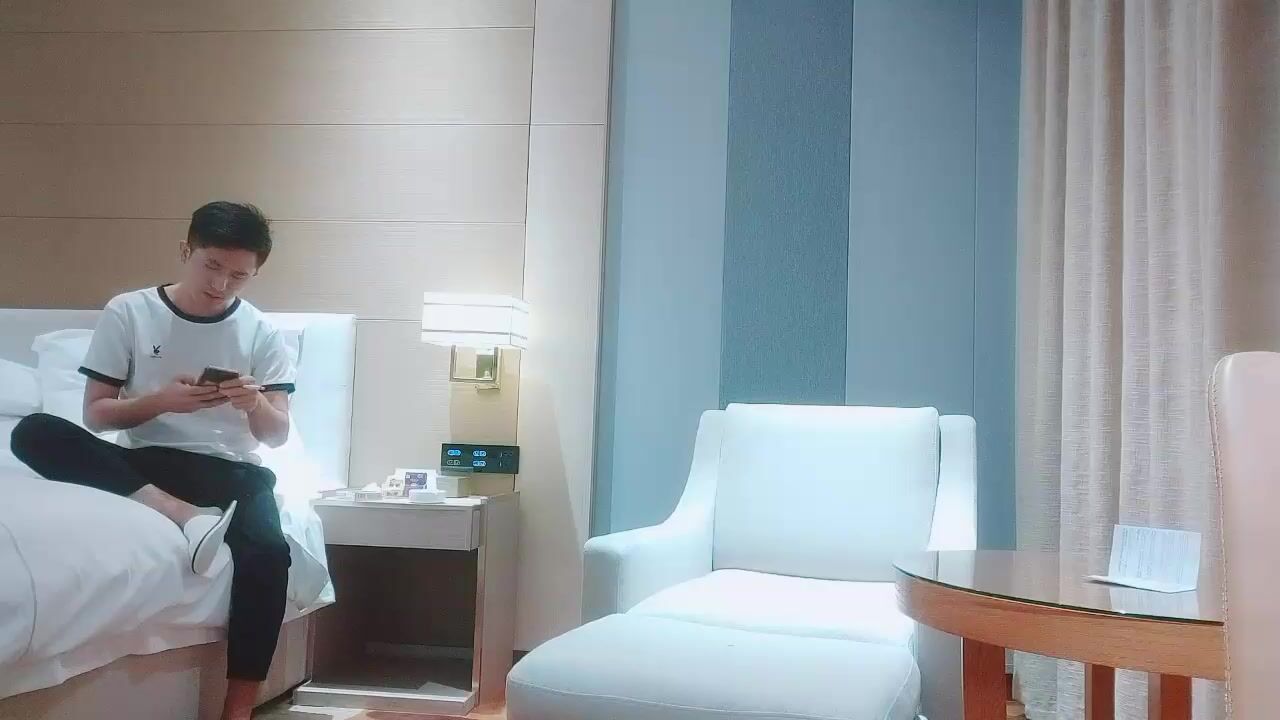 2022-6-19【91鲍先生探花】酒店操花臂纹身胖妹，一线天肥逼，扶着大白屁股后入