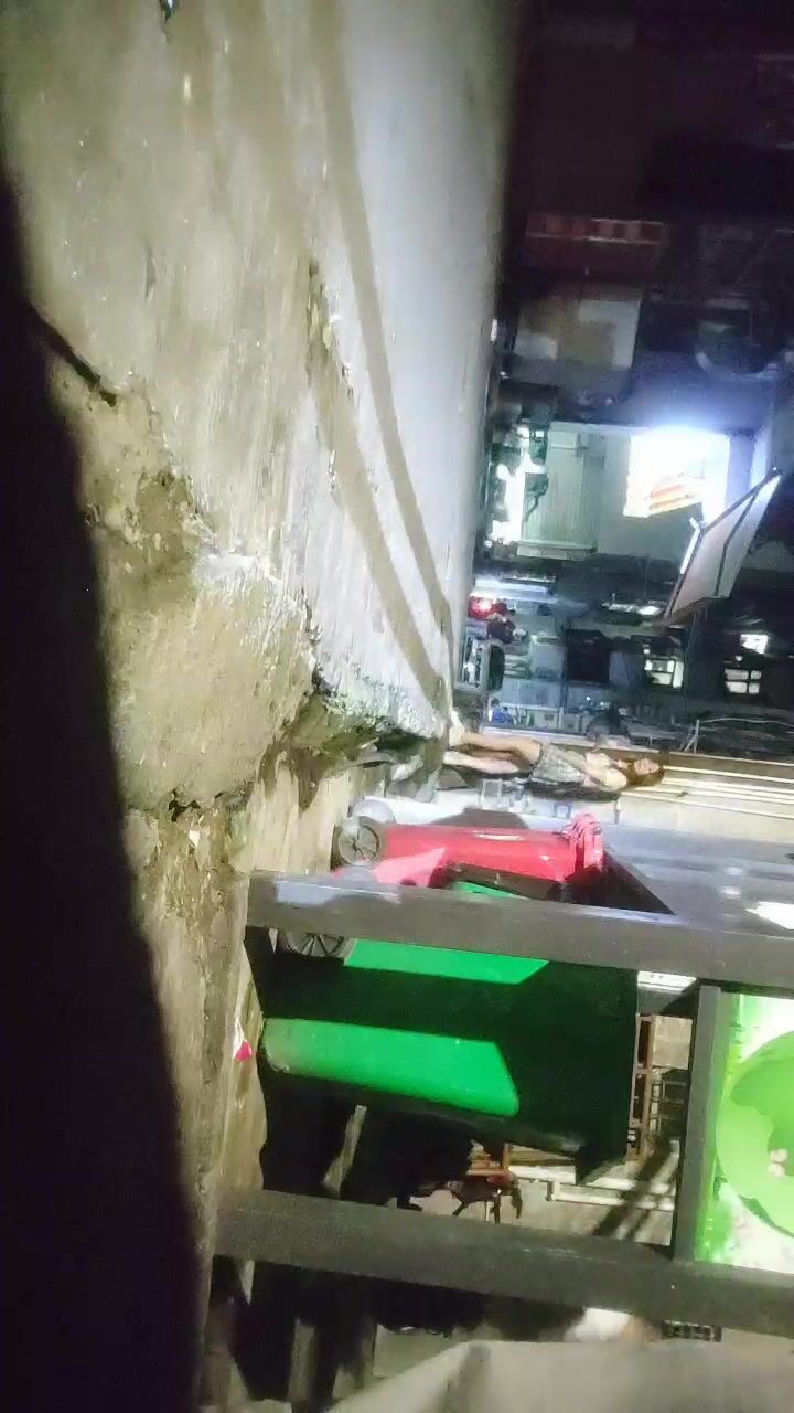 2022-6-21【深巷俏佳人】攻略站街年轻小姐姐，旁边观察了很久，不错长腿妹，超近视角特写操逼