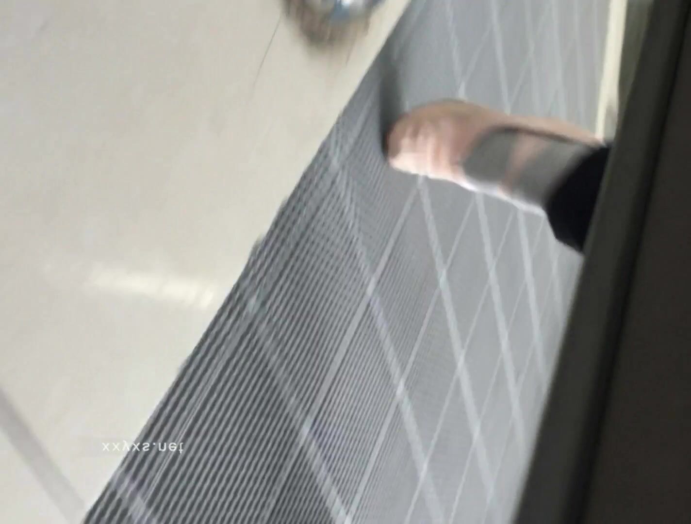 大神潜入舞蹈培训班 偷拍两位漂亮的女学员嘘嘘