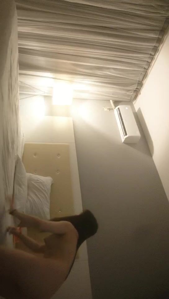 2022-6-24【打工是不可能打工】齐逼牛仔短裤，直接脱掉开操，火辣身材翘臀，后入激情爆操