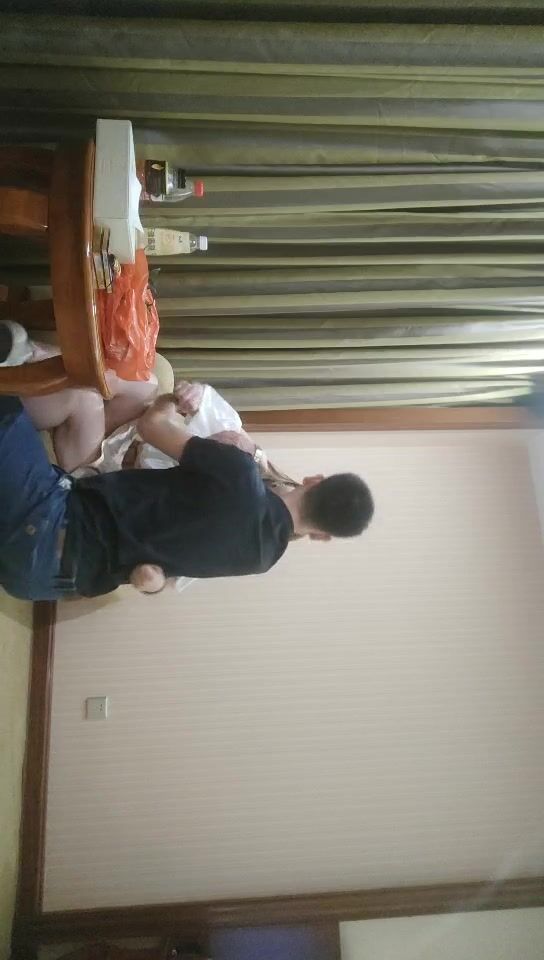 2022-6-24【老马车行】酒店约操人妻骚女，伸进内裤摸逼，扶着大屁股后入，骑乘猛坐爽翻