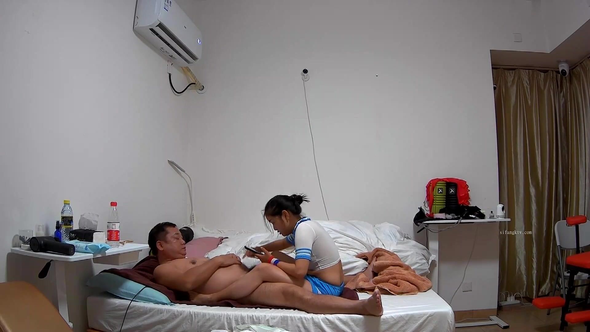 胖叔网盘被黑不愿意付赎金被黑客流出 包夜浑圆大波妹 换上情趣学生装 自动女上收精机 (2)