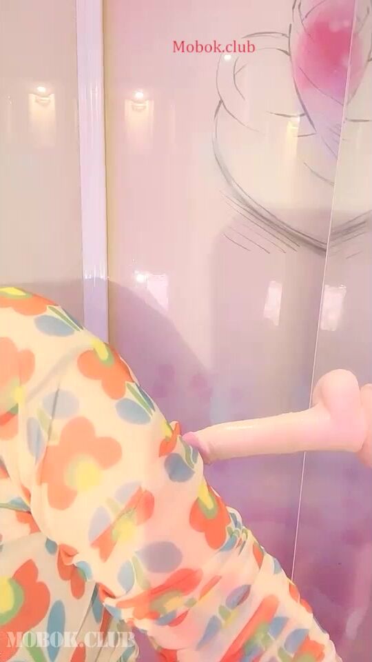 极品美鲍，纯天然无毛白虎嫩鲍，脸虽不出镜，听声音就知道年纪应该不大