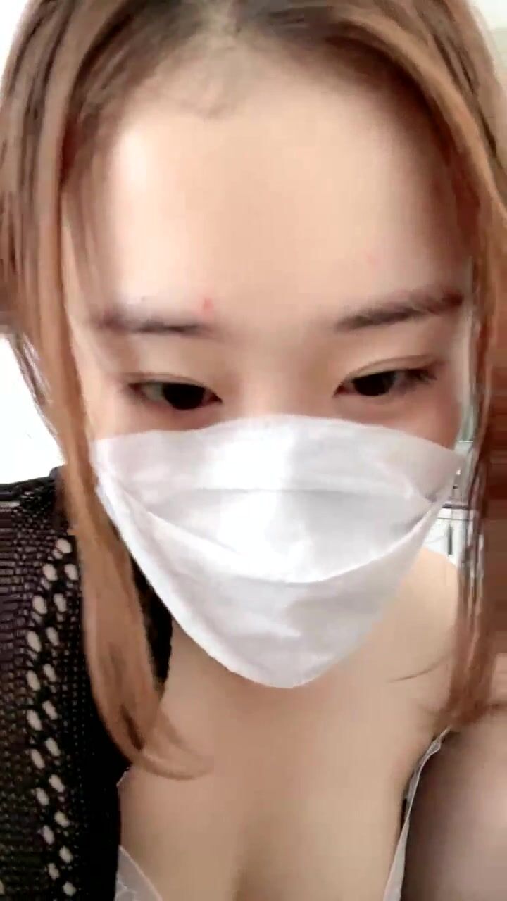 肉嘟嘟的新人妹子，可惜就是秀的带了口罩，道具自慰插穴刺激阴蒂