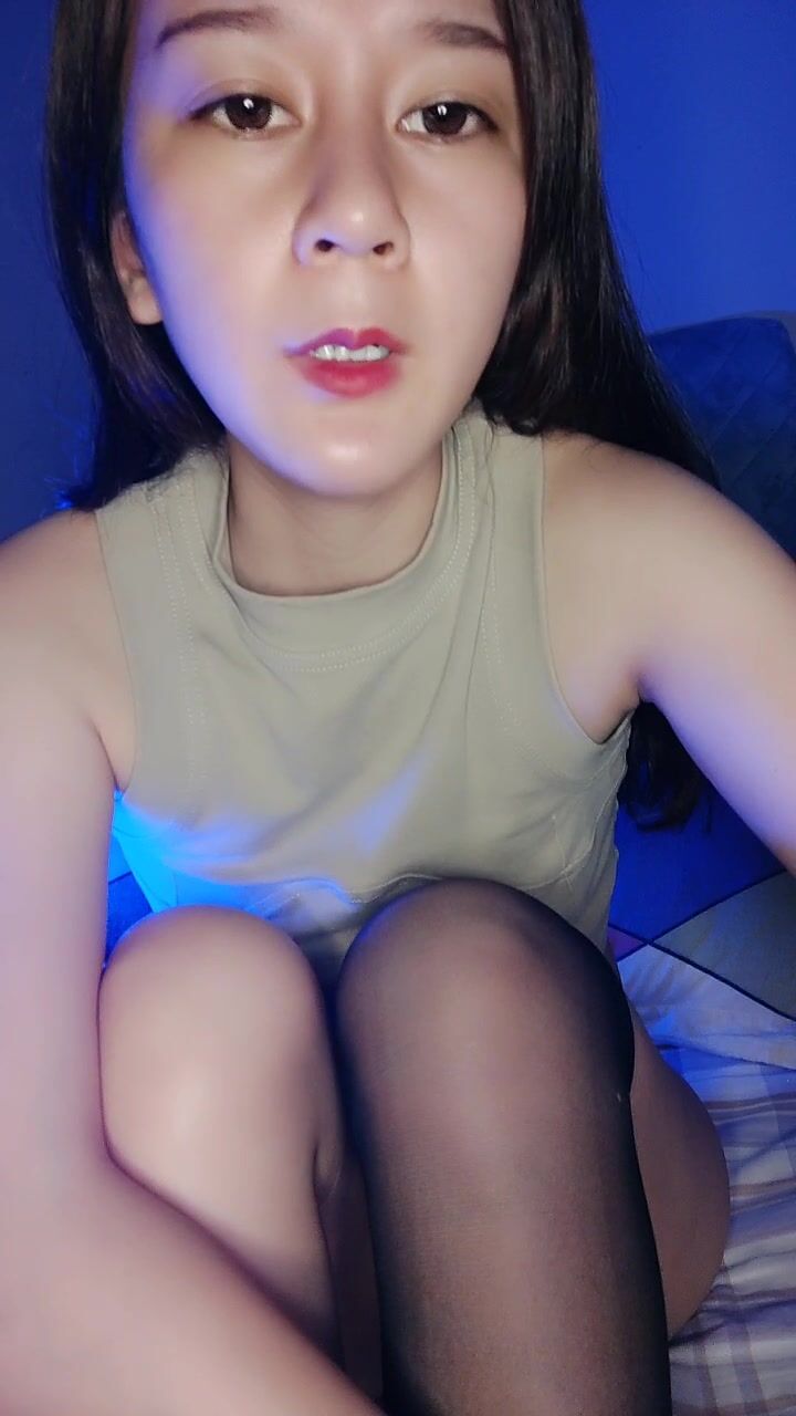 近期下海像混血御姐，炮友没在道具自慰，单腿黑丝掰穴，假屌磨蹭骚逼，屁股骑乘上下套弄