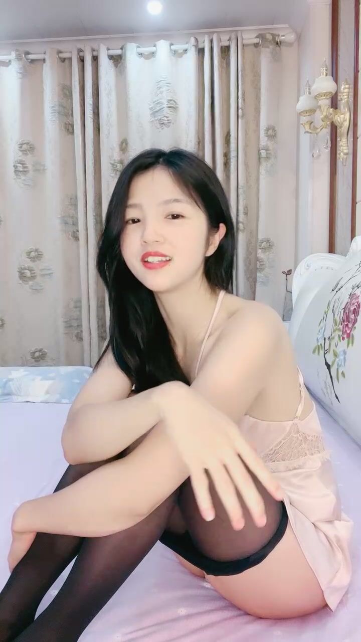 韵味十足甜美御姐，大姨妈刚走诱惑，性感睡衣黑丝，掰开骚逼摸阴蒂，表情淫荡