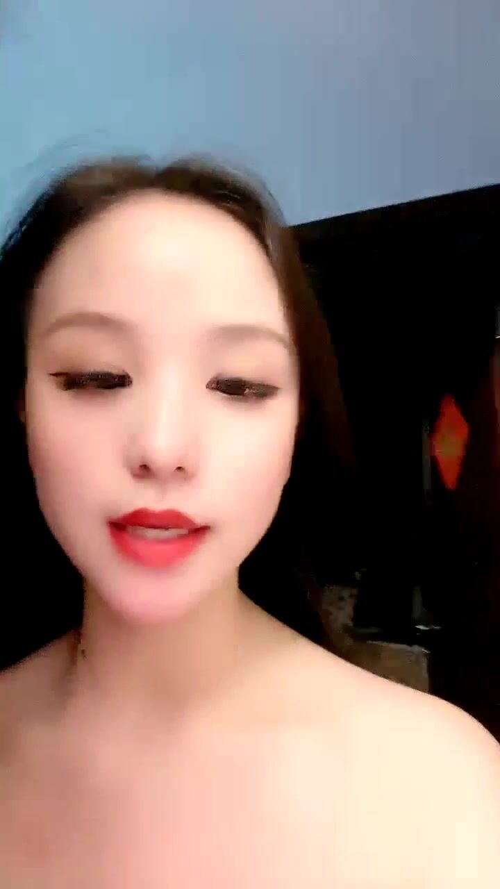 哇，好性感，好骚 粉嫩蜜桃穴林仙儿~眼大B美 颜值也挺不错的哦~等哥哥来操BB爱爱狂欢